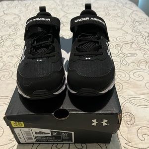 Under armor boys, size 3, youth 2E